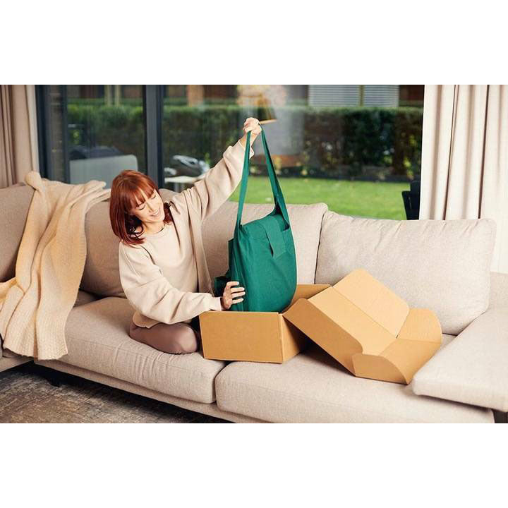 Mergina išpakuoja EKO masažinį kilimėlį su adatomis