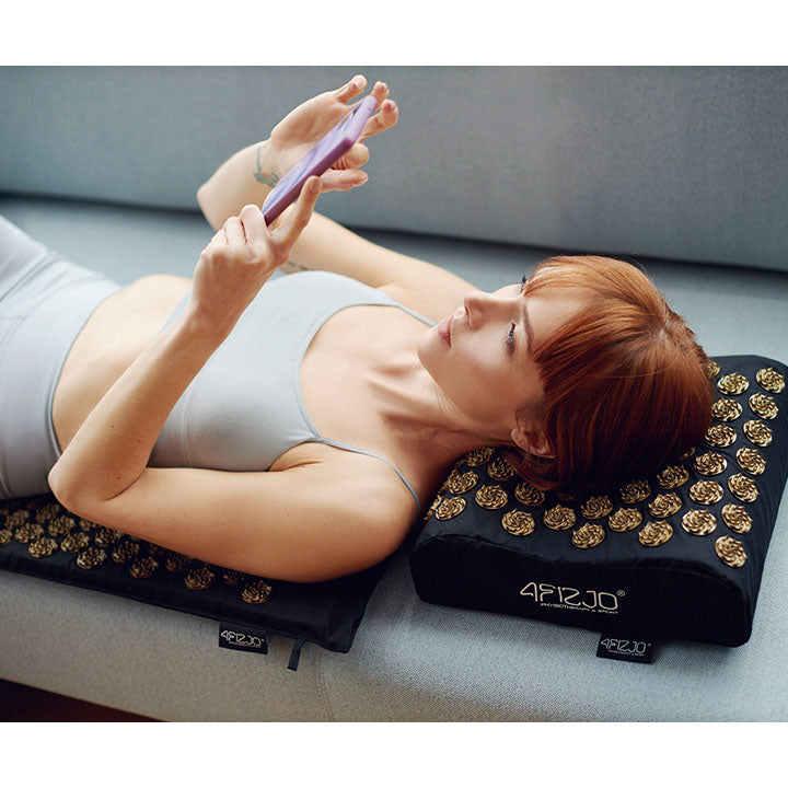 Jauna mergina atlieka akupresūrinį taškinį masažą