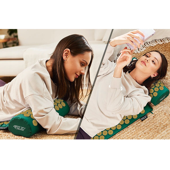 Mergina gulinti ant akupresūros kilimėlio