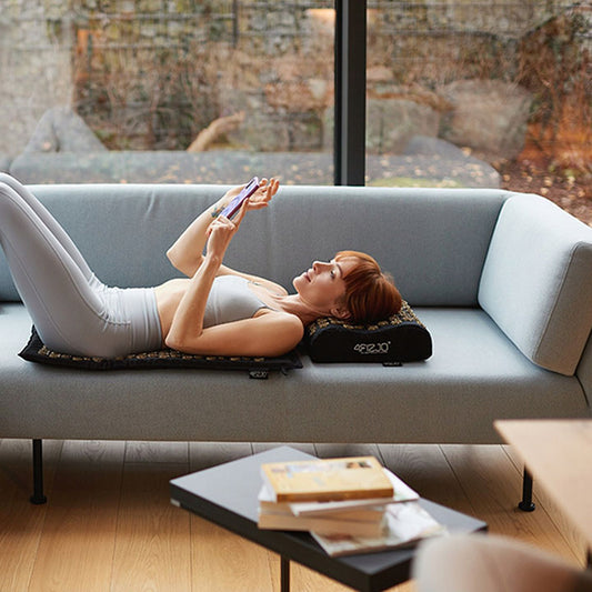 Mergina guli ant ERGO akupresūros masažnio kilimėlio