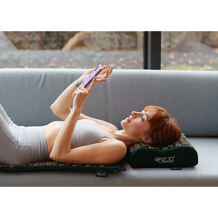 Mergina guli prie lango ant ERGO masažinio akupresūros kilimėlio