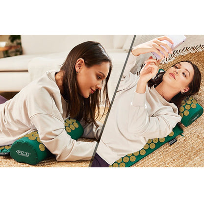 Moteris guli ant didelio klasikinio masažinio kilimėlio