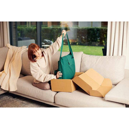 Mergina išpakuoja EKO masažinį kilimėlį su adatomis