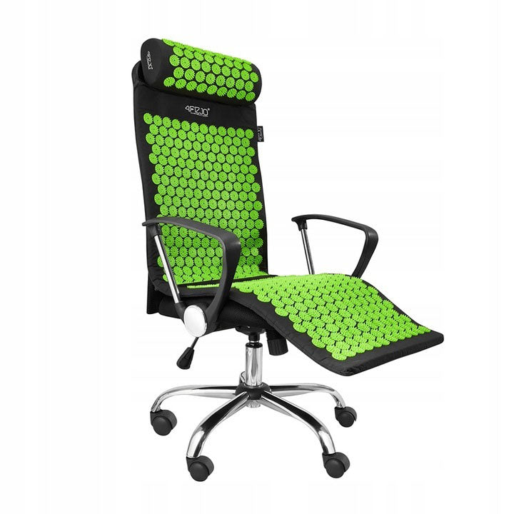 Didelis taškinio masažo kilimėlis su dygliuota pagalve uždėtas ant kėdės